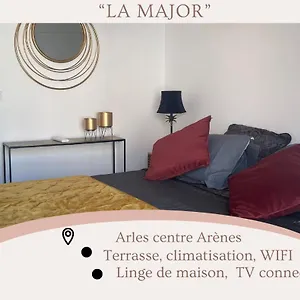 https://charmante-maison-avec-vue-sur-les-arnes-darles.fr-provencehotel.com